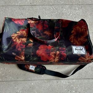 HERSCHEL FLORAL PRINT CLASSIC DUFFLE BAG
